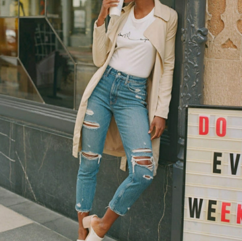 Abercrombie and Fitch high rise mom jean. Size 2